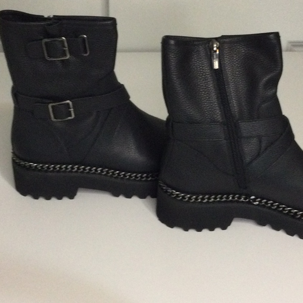 NEW. Leather ankle boots with chains. - Picture 5 of 6